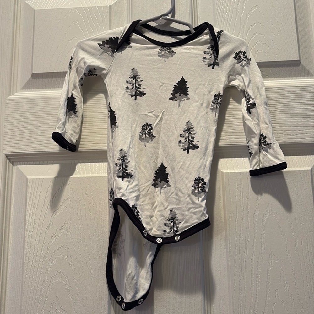 Kyte Baby long sleeve onesie 6-12 months